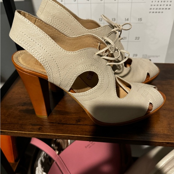 Brand New Pristine Bone and Tan Hobbs London Peek-a-Boo Lace Up Chunky Heels - Picture 4 of 7